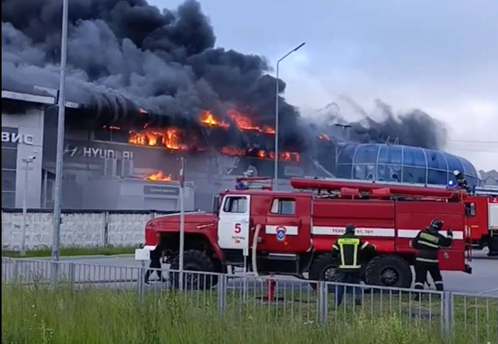 В Перми загорелся автосалон на улице Героев Хасана