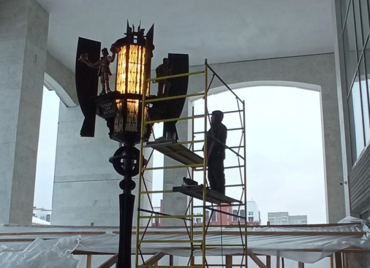 Пермский Театр-Театр восстановил утраченные скульптуры на фонарях
