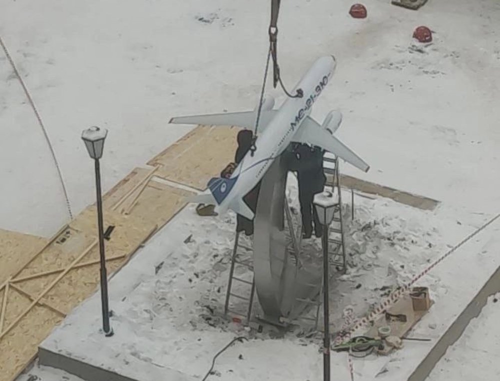 В Перми установили новый арт-объект – пассажирский самолет МС-21-310