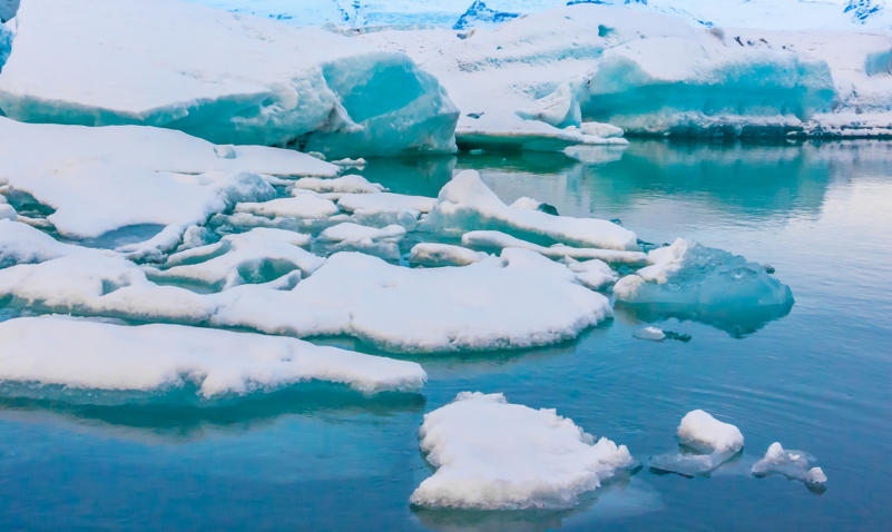 Специальный теплоход разрушил остатки льда вблизи Камской ГЭС