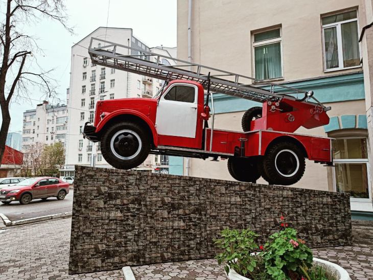 В центре Перми установили памятник пожарной машине 
