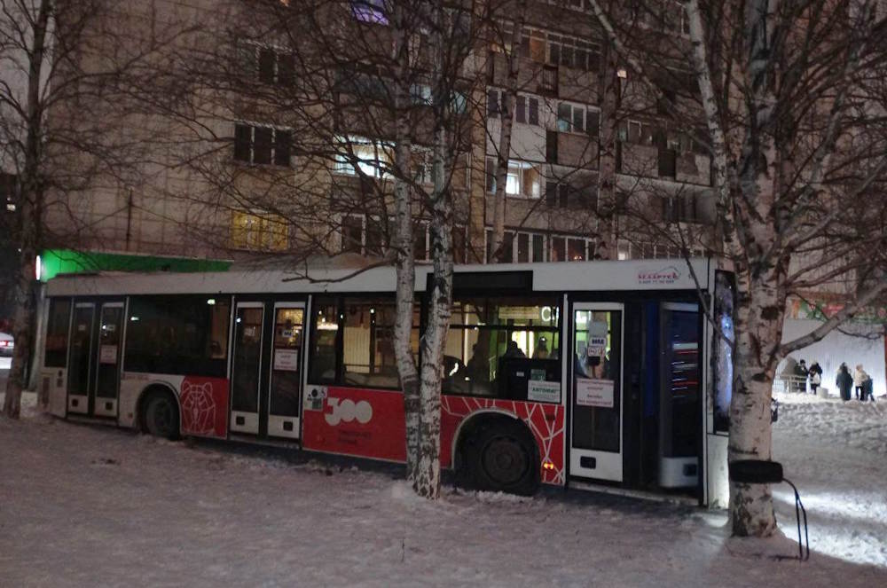 Автобус врезался в угол жилого дома в Перми
