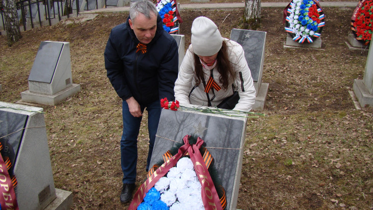 Энергетики «Пермэнерго» привели в порядок воинские могилы на Егошихинском кладбище в городе Перми 
