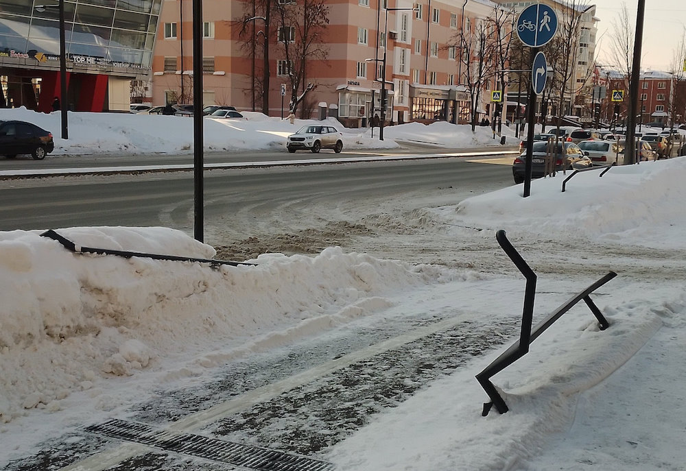 В Перми снегоуборочная техника сломала новые велосипедные поручни