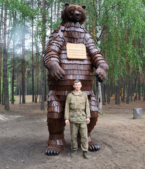 Как бывший повар из Перми создает огромные деревянные скульптуры