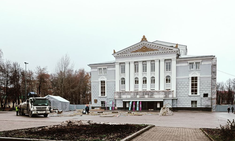 В центре Перми началась установка новогодней декорации «Царский стиль»