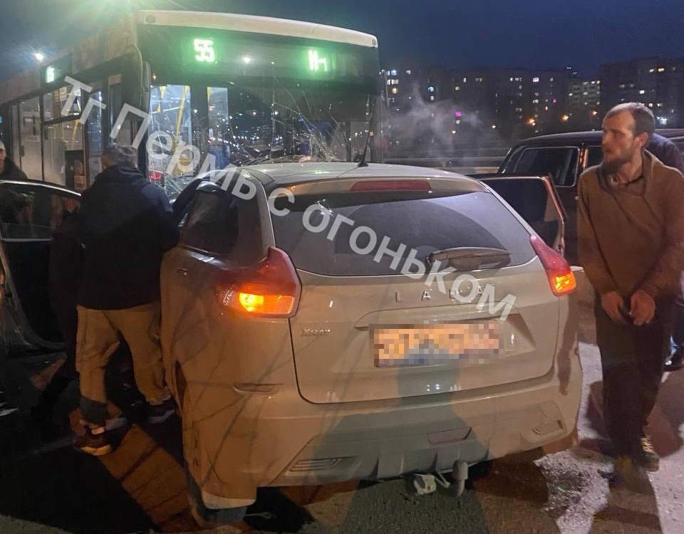 В Перми водитель Лады врезался в рейсовый автобус