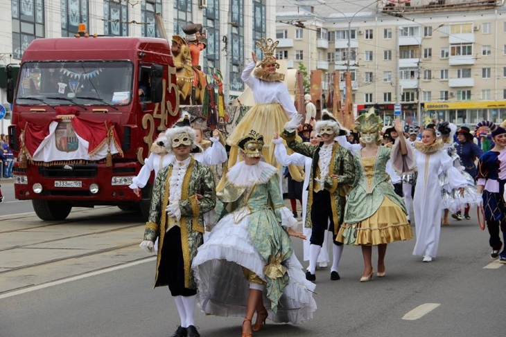 В День города в Перми обычно проходит большой карнавал. 