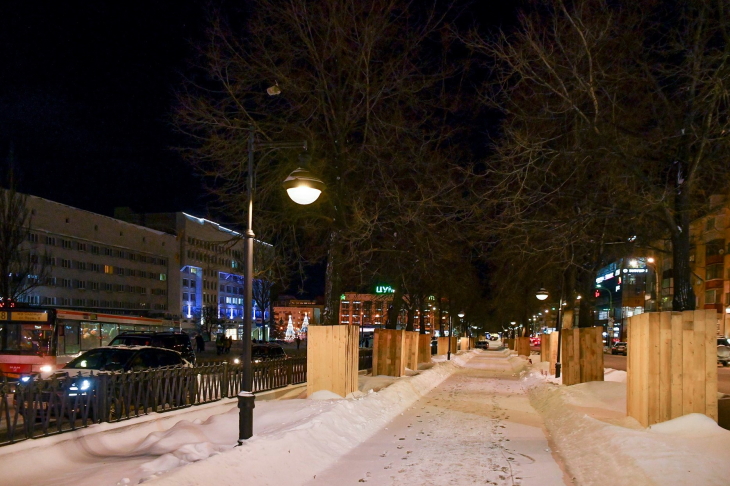 На Комсомольском проспекте устанавливают классические светильники из чугуна 
