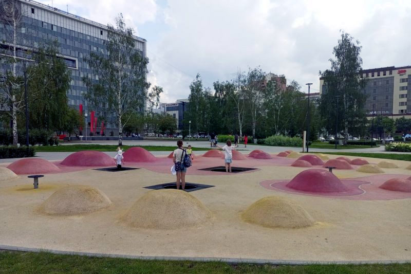 На эспланаде Перми после ремонта открылись уличные батуты
