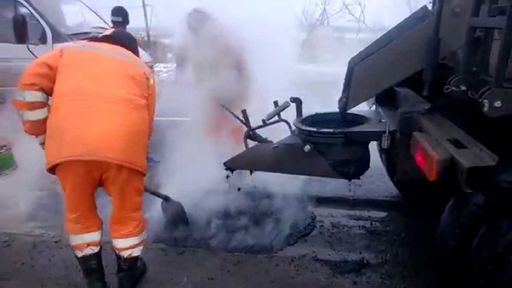 Ямочный ремонт дорог литым асфальтом начался во всех районах Перми