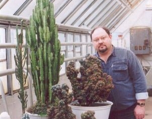 Дмитрий Кузнецов собрал одну из самых больших коллекций кактусов в городе.