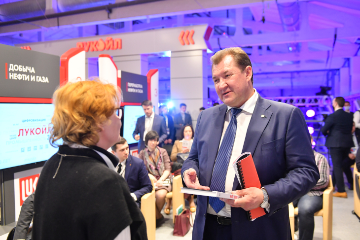 Один из первых экземпляров книги автор вручила генеральному директору ООО «ЛУКОЙЛ-ПЕРМЬ» Олегу Третьякову. 