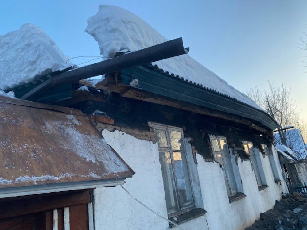 В Кунгуре крыша дома обрушилась под тяжестью снега