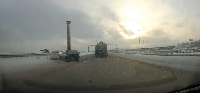 26-летний житель Кунгурского района, управляя автомобилем Лада Гранта, потерял управление и сбил мужчину на краю дороги. 