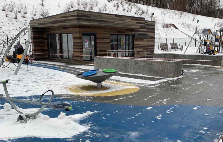 В Перми из-за гололеда закрыли детскую площадку на набережной