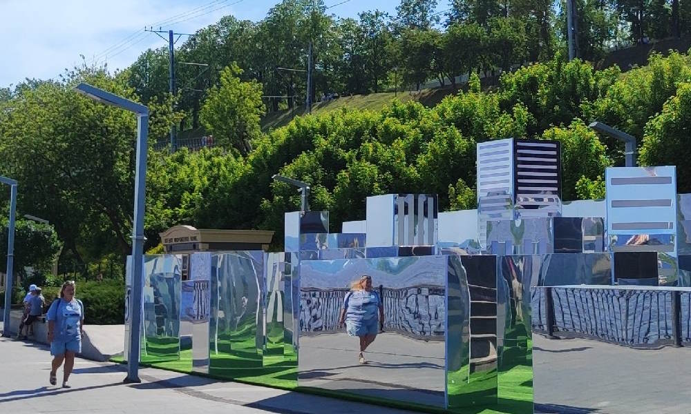 На пермской набережной появился «Зеркальный город», реагирующий на тепло тела