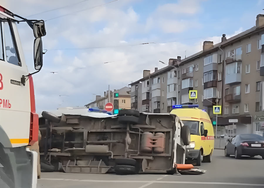 В Перми на площади Дружбы перевернулась машина скорой помощи
