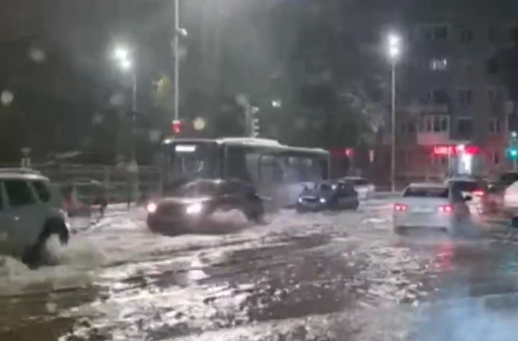 Из-за утечки воды на улице Малкова изменены маршруты автобусов