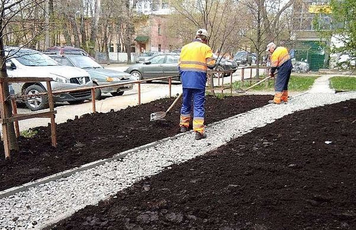 «НОВОГОР» приводит в порядок дороги, тротуары и газоны после зимних раскопок