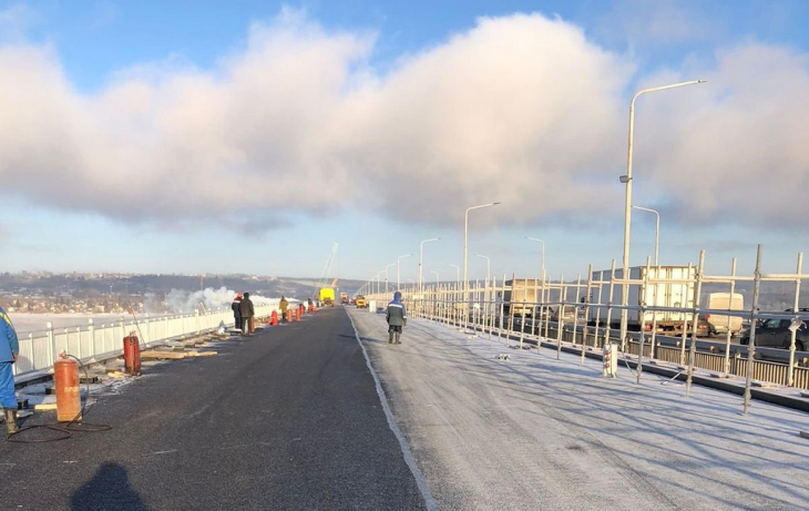На новом мосту через Чусовую уложили морозостойкий асфальт