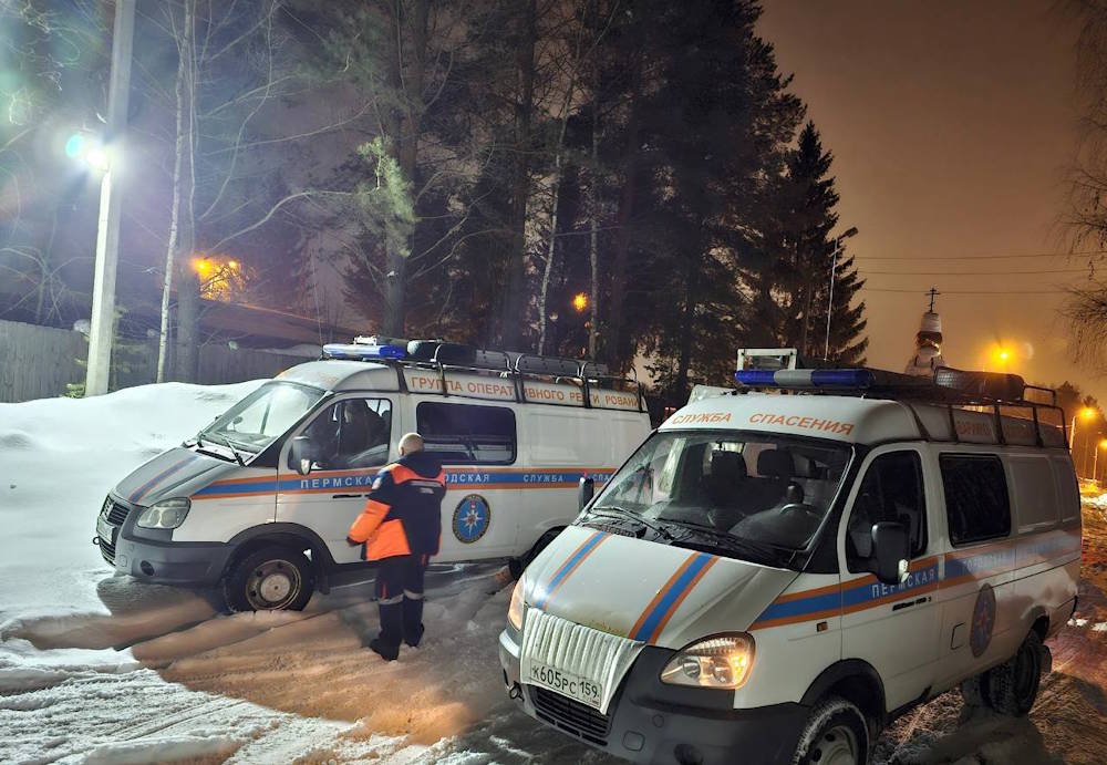 В Перми спасатели эвакуировали людей, застрявших на снегоходе около кладбища