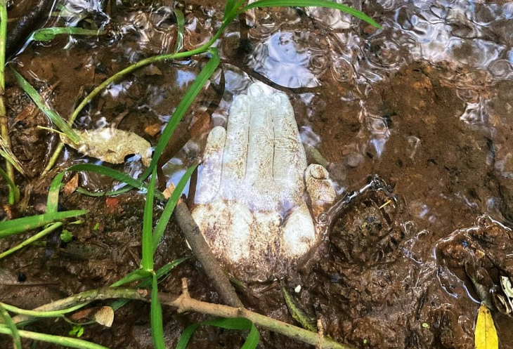 В долине Егошихи появились гипсовые части тела, призывающие не шуметь и смотреть под ноги