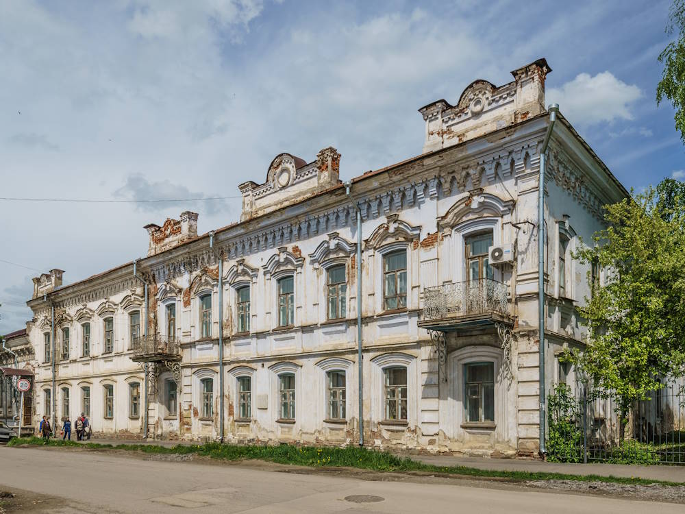 В 2025 году краевой бюджет может выделить деньги на софинансирование работ по реставрации еще двух исторических зданий - «Дом купца М.И. Грибушина» в Кунгуре и «Дом жилой (библиотека земская)» в Березниках. Предварительные суммы софинансирования - 5,1 и 5,8 миллионов рублей. Оба здания являются объектами культурного наследия регионального значения.«Дом купца М.И. Грибушина» в Кунгуре — двухэтажный каменный особняк возведён в 1867 году по проекту архитектора Рудольфа Карвовского. Как сообщалось ранее, реставрацию дома Грибушина в Кунгуре проведут в четыре этапа. В 2024 году выполнят первые два.«Дом жилой (библиотека земская)» - двухэтажное здание с мезонином под скатной крышей, возведенное в конце девятнадцатого века. 