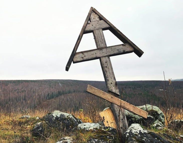 Пермские туристы взволнованы: в Губахе начали разрушаться декорации к фильму «Сердце Пармы»