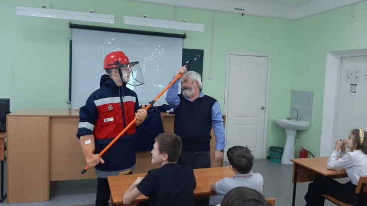 Энергетики «Пермэнерго» провели серию уроков по электробезопасности в школах города Соликамска