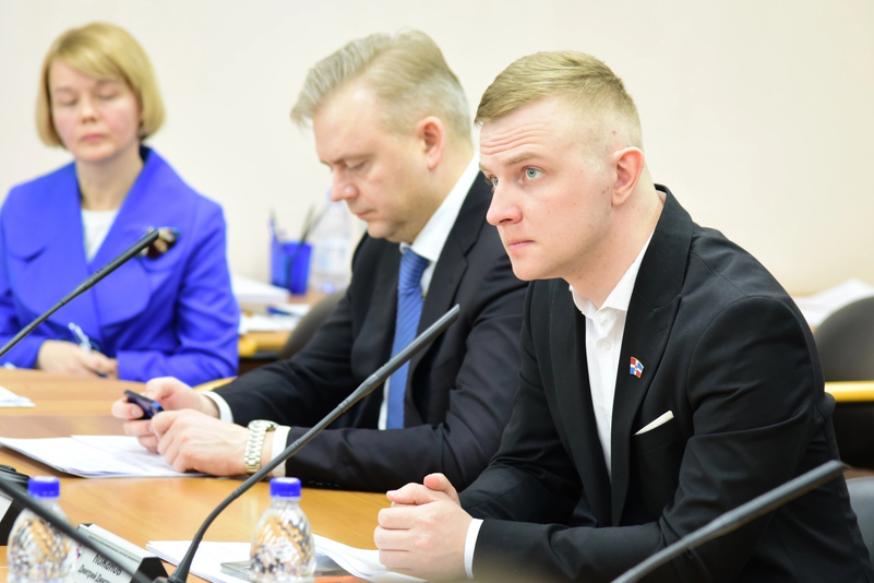 В минувшие выходные на депутата Заксобрания Дмитрия Кожанова напала бродячая собака. 