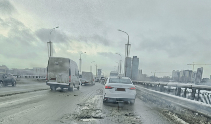 Весной на Коммунальном мосту пройдет ямочный ремонт