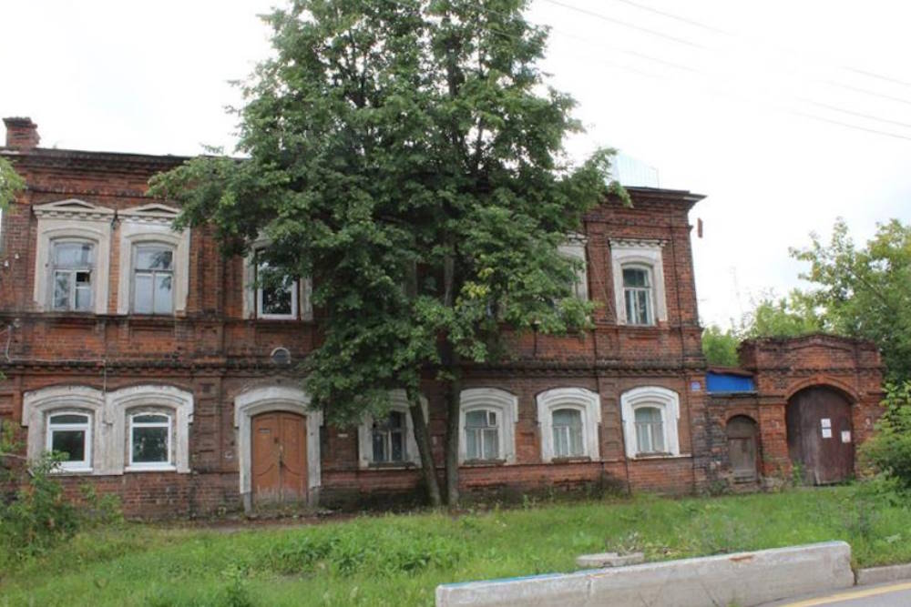 Власти решили провести реставрацию разрушающегося исторического здания около набережной 