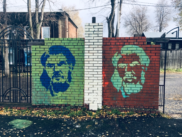 Два цветных портрета на кирпичной стене в Разгуляе. 