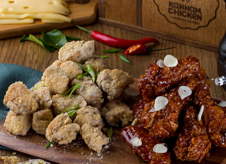  Главная фишка кафе — курица по-корейски, приготовленная под разными корейскими соусами. 