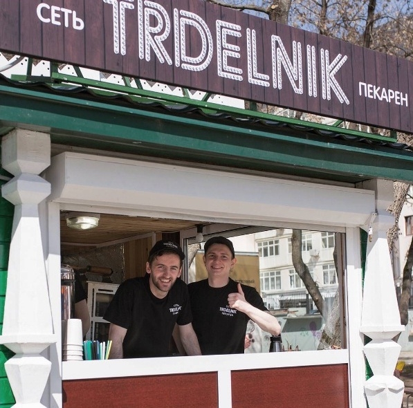В начале мая в центре города открылась мини-пекарня, торгующая традиционной чешской уличной выпечкой — трдельниками. 