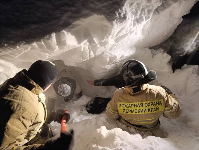 Спасатели опубликовали фото, как откапывали школьников из под снега в Горнозаводске