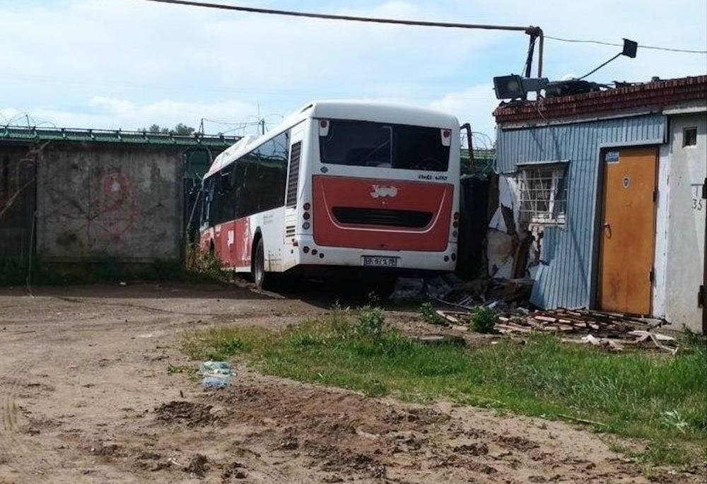 В Перми автобус протаранил бетонное ограждение