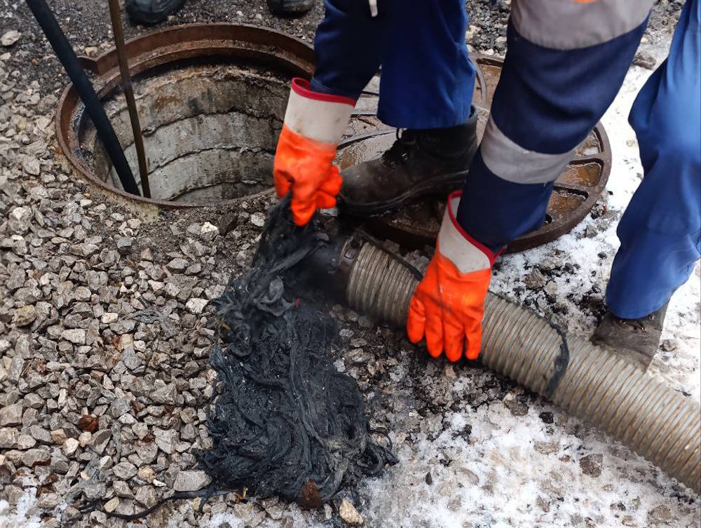 Более 100 вёдер волокнистого мусора извлекли из канализационных колодцев в микрорайоне «Островский»