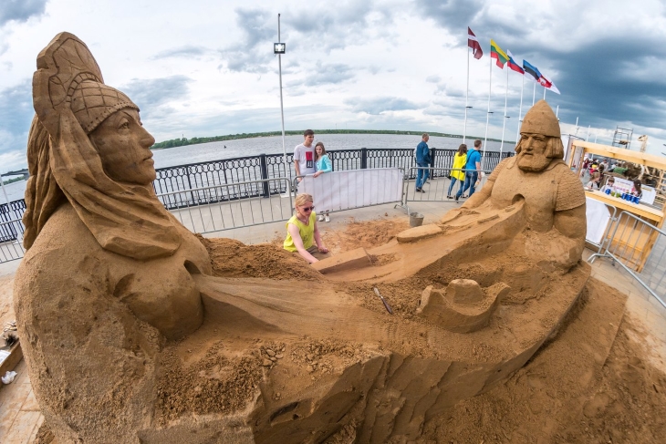 На набережной началось строительство скульптур из песка и сена