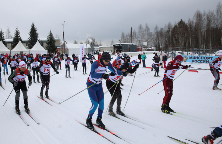 Две тысячи нефтяников из 6 регионов страны приняли участие в корпоративном фестивале лыжного спорта
