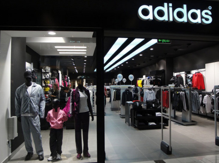 Магазины Adidas могут возобновить работу в мае