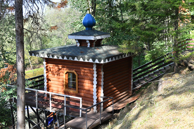 Молодые специалисты организаций Группы «ЛУКОЙЛ» в Пермском крае завершили 10-й, юбилейный сезон волонтёрского лагеря на святом источнике Трифона Вятского. 25 сотрудников в течение десяти дней вели благоустроительные работы на территории источника. Эта смена отличительна ещё и тем, что каждый из нефтяников оказался в волонтёрском лагере впервые.Инициатива основания трудового лагеря зародилась у лукойловцев ещё в 2013 году. Тогда святое место остро нуждалось в восстановлении и благоустройстве. Молодые нефтяники приехали на берег реки Камы в Нижних Муллах, разбили палаточный лагерь и приступили к работе. Тогда всего за три дня они не только расчистили территорию от мусора и скосили траву, а возвели небольшую часовню.Итогом десятилетней деятельности волонтёров-нефтяников стали оборудованные спуски и подъёмы, часовня, купель и большой дом для гостей и волонтёров.Святой источник преподобного Трифона Вятского в народе называют чудотворным. Место пользуется популярностью: только за прошедшие два летних месяца здесь побывали более пяти тысяч человек. Паломники и просто туристы регулярно отмечают позитивные изменения территории, которая преобразилась благодаря вкладу компании.