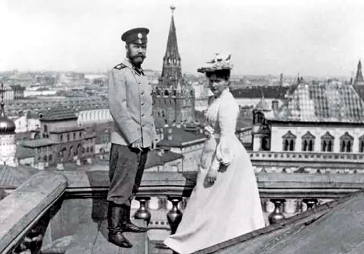 Николай II с супругой на крыше 1903 год