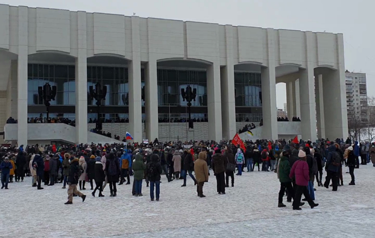 Неделю назад неизвестные нанесли на стену театра надпись краской. 