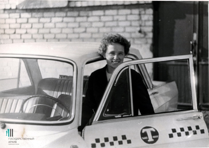 Первая в Перми женщина-водитель такси «Москвич». 