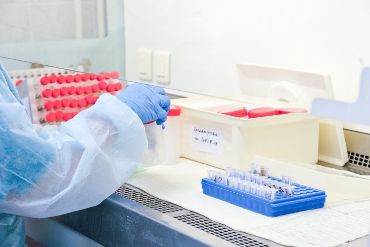 Это связано с новыми правилами Роспотребнадзора - с 18 ноября контактные лица сдают тест только при наличии симптомов ОРВИ.