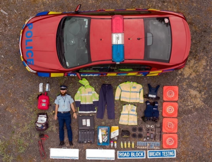 Флэшмоб TetrisChallenge начался месяц назад в Швейцарии - полицейские из Цюриха «разложили» инвентарь своей машины. 