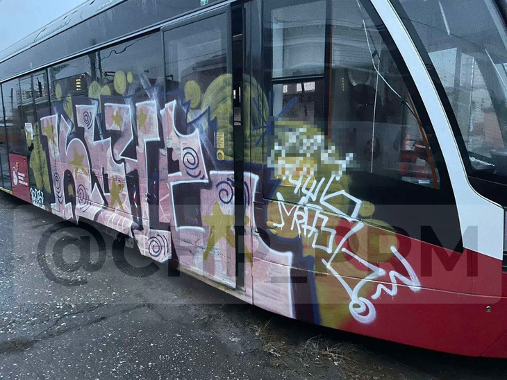 Граффитисты ночью разрисовали самый большой и дорогой пермский трамвай