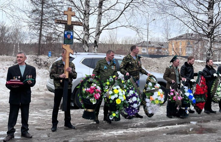 В Губахе простились с рядовым, погибшим на Украине